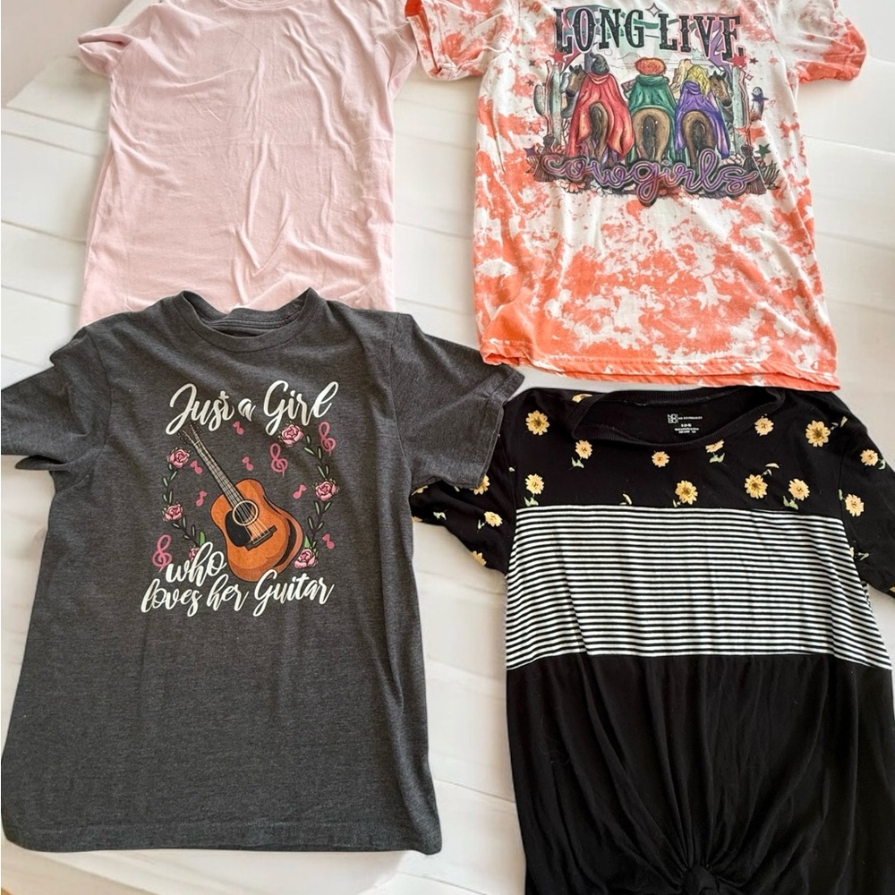 Great Group Of Women’s Size Small Variety Of Tops - Great Condition